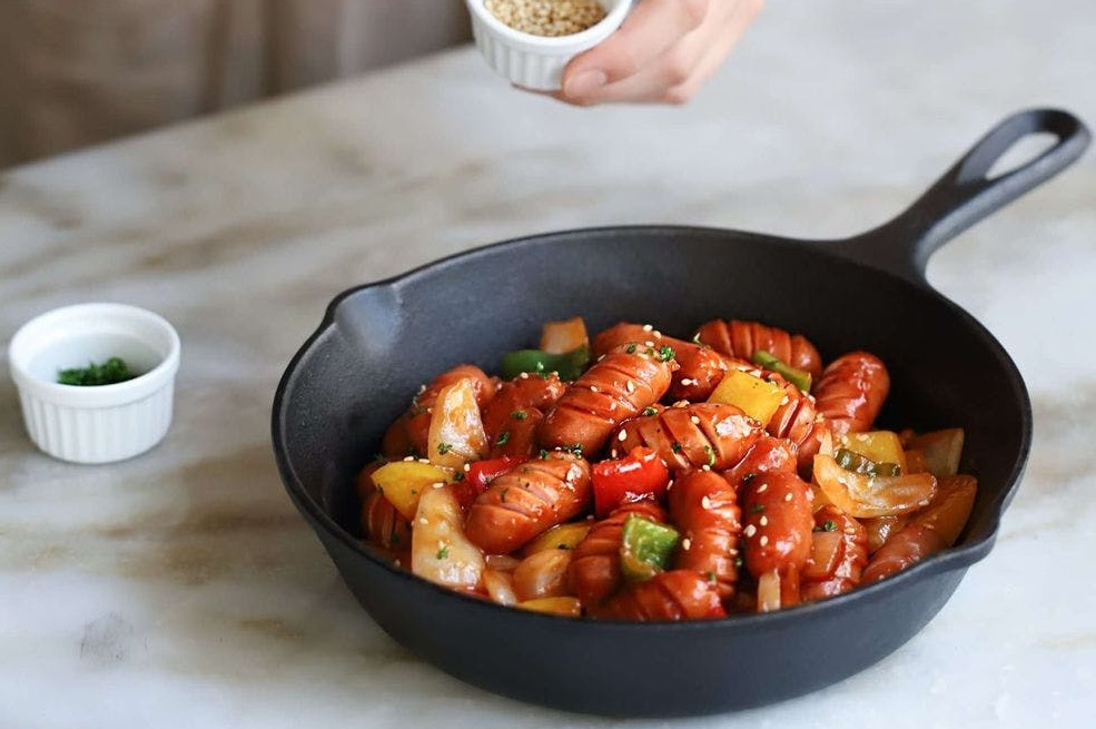 Món xúc xích xào rau củ có mùi thơm hấp dẫn, bổ sung thêm nguồn chất xơ lành mạnh